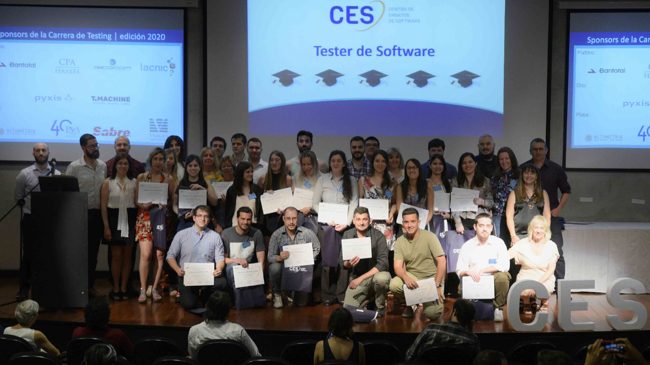 Egresados posando con diploma