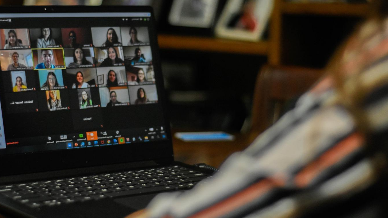 Persona trabajando de forma remota