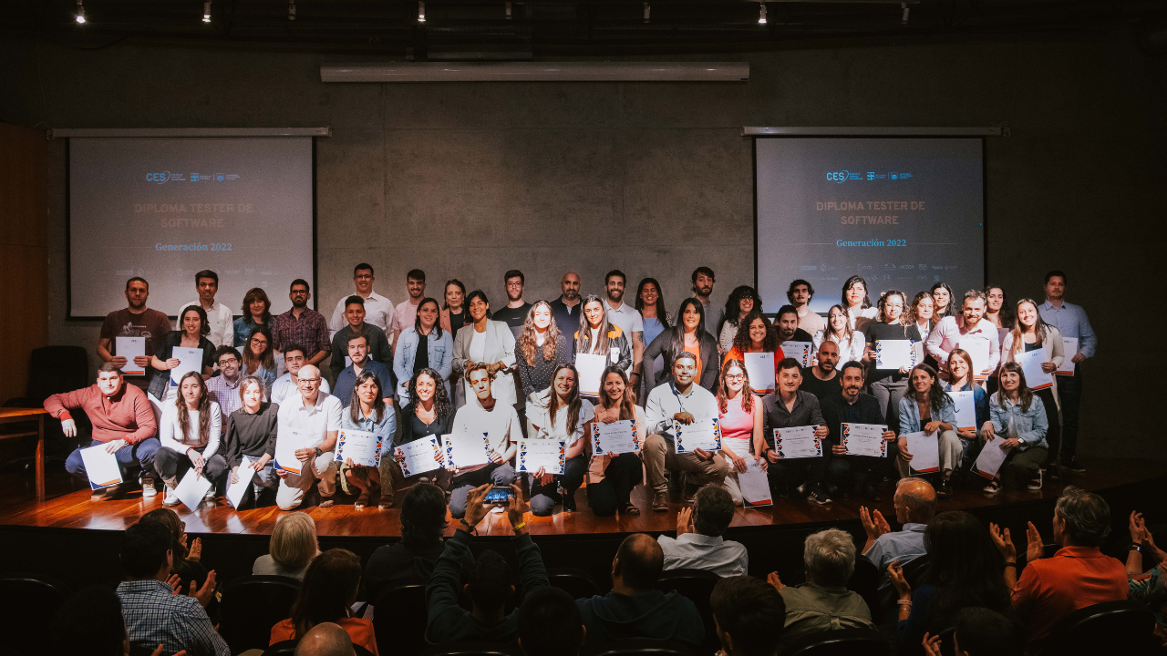 Foto grupal de los egresados del diploma tester de software